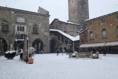 bergamo innevata piazza vecchia