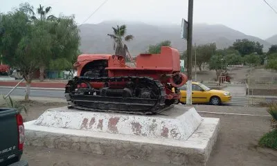maquina antigua de tierra amarilla