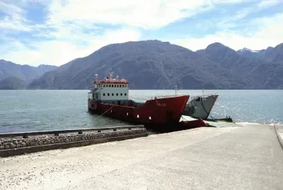 Barcaza en caleta gonzalo