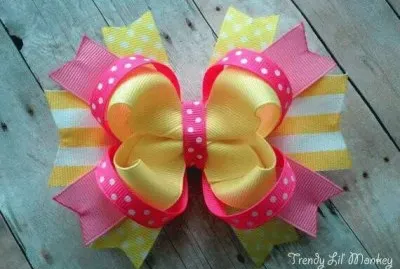 moÃ±o con amarillo