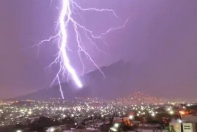 Rayos y Centellas Sobre MTY