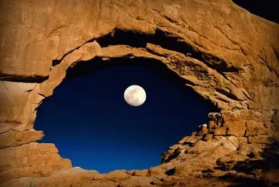 פאזל של the-moon-through-north-window-arches-national-park