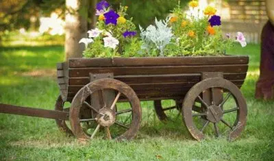 פאזל של Rustic Wooden Wagon Planter