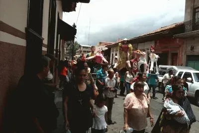 Mojigangas en acciÃ³n - B. Santiago, UruapÃ¡n, Mich jigsaw puzzle