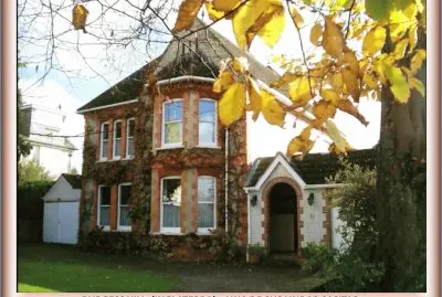 BURGESS HILL (INGLATERRA) - UNA LINDA CASITA