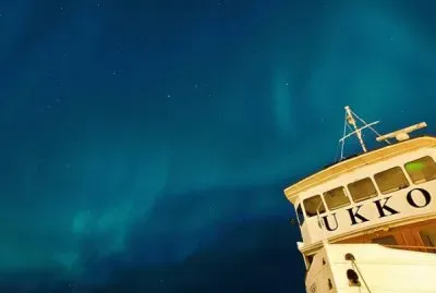 Noche de auroras en la costa de Finlandia