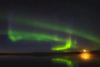 Aurora boreal al atardecer en Laponia, Finlandia