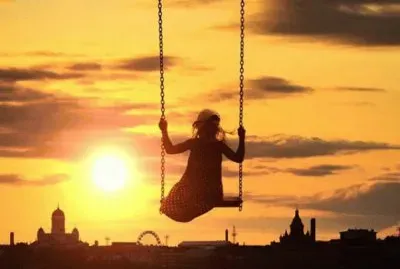פאזל של NiÃ±a en columpio - Atardecer en Helsinki