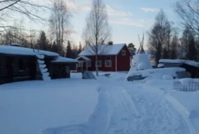 Vecindario nevado en Laponia