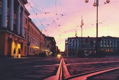 Avenida con edificios en Helsinki, Finlandia