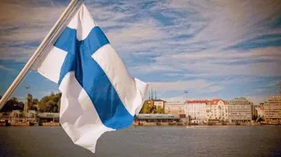 Bandera de Finlandia asomÃ¡ndose a la ciudad