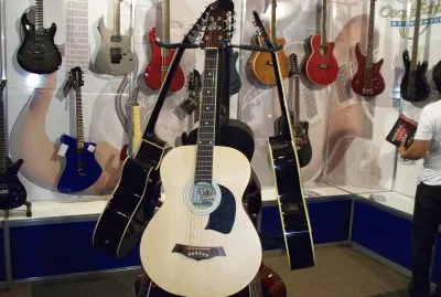 GUITARRAS DE URIEL BATRES ESQUIVEL