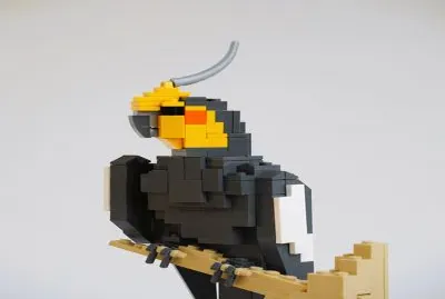 Increible figur de una cacatua realizada con Legos