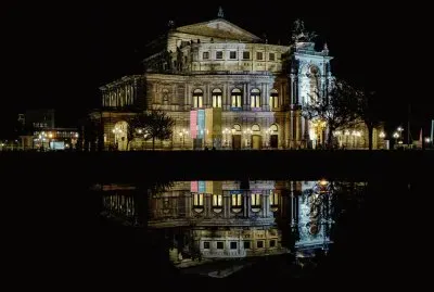 Reflejo Fuente De La Casa De Opera Semperoper