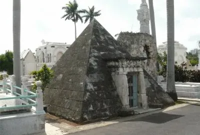 PanteÃ³n MasÃ³n necrÃ³polis de ColÃ³n. La Habana