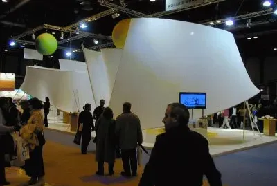 Stand Polaris World. Fitur 2004