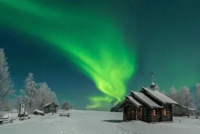 Viviendas y Aurora Boreal Verdosa en Finlandia