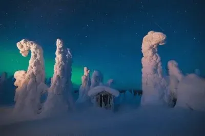 CabaÃ±a PequeÃ±a junto a Ãrboles Nevados - Finlandia