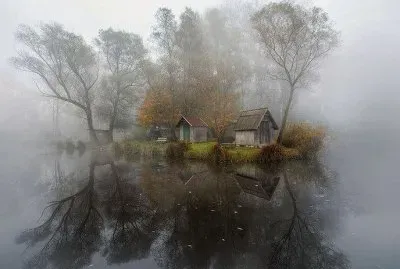 village dans la brume