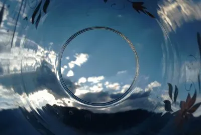 fotografia de firmamento a traves de un cristal