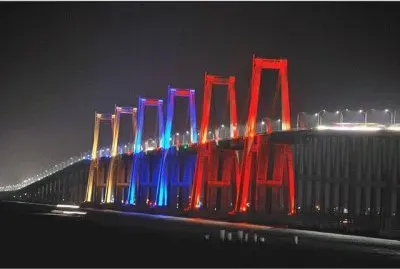 Puente con luces de colores