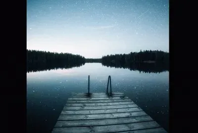 Noche Estrellada desde un MalecÃ³n que da a un Lago