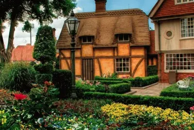 nature_house_flowers_flowerbed_ jigsaw puzzle