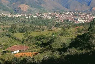 A lo lejos se ve mi pueblo natal