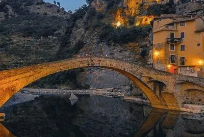 El Pontecchio di Dolceacqua y su castillo-Italia