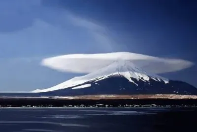 å„ç•°é›²å½©