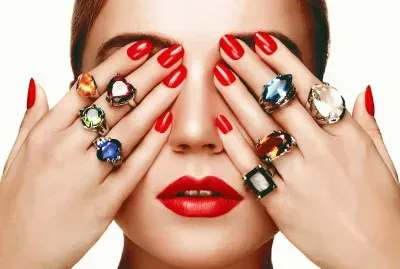 Anillos en todos los dedos
