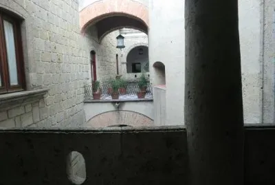 Rondando el bello edificio