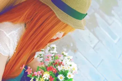 oliendo flores bonitas kate amiga