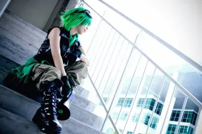 yo con botas y cabello verde