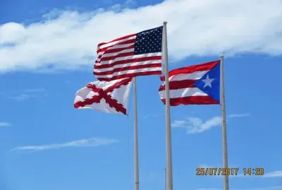 Banderas en el Castillo San Felipe El Morro, Puerto Rico.
