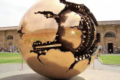 Escultura patio central de El Vaticano.