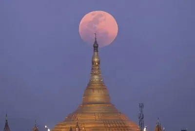 Pagoda Uppatasanti, vista desde Naypyitaw, Myanmar