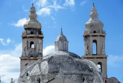 Torres y cÃºpula de la catedral de Campeche.