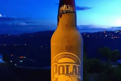 Cerveza polar, vestida de blanco