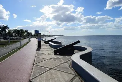 CaÃ±ones en el malecÃ³n de Ciudad Campeche.