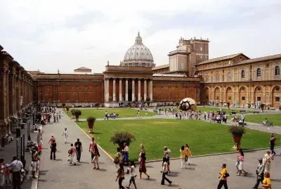 Patio central de El Vaticano.