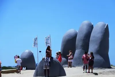 Escultura en playa de Punta del Este, Uruguay.