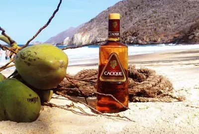 Ron AÃ±ejo Cacique: ClÃ¡sico con Agua de Coco