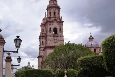 Torres y cÃºpula de la Catedral de Morelia.