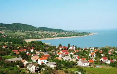 Ciudad en lago Balaton