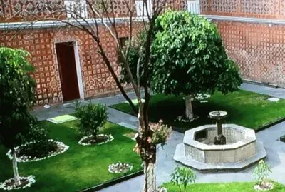 jardin y fuente