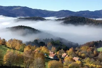 village au lever de brume