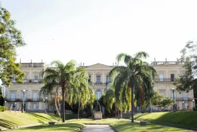 por fora bela viola      por dentro pÃ£o bolorento