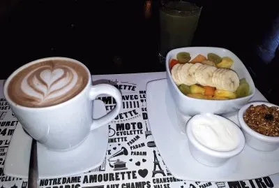 Desayuno ligero en cafeterÃ­a francesa en CancÃºn.