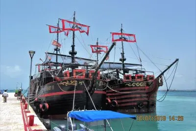 Galeones piratas en Puerto JuÃ¡rez, MÃ©xico. jigsaw puzzle